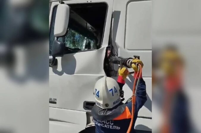 В Новосибирске спасатели освободили водителя