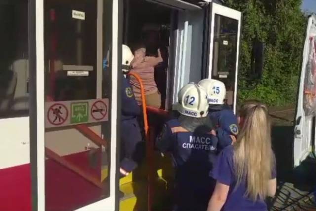 В Новосибирске трамвай №15 сошёл с рельсов и протаранил столб