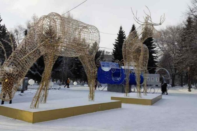 На демонтаж ледяных скульптур и новогодних украшений в центре Новосибирска потратят 515 тысяч рублей