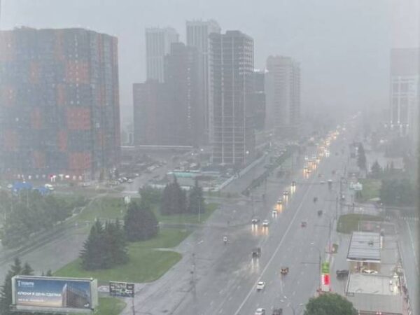 «Тьма накрыла город»: новосибирцы делятся кадрами дневной грозы