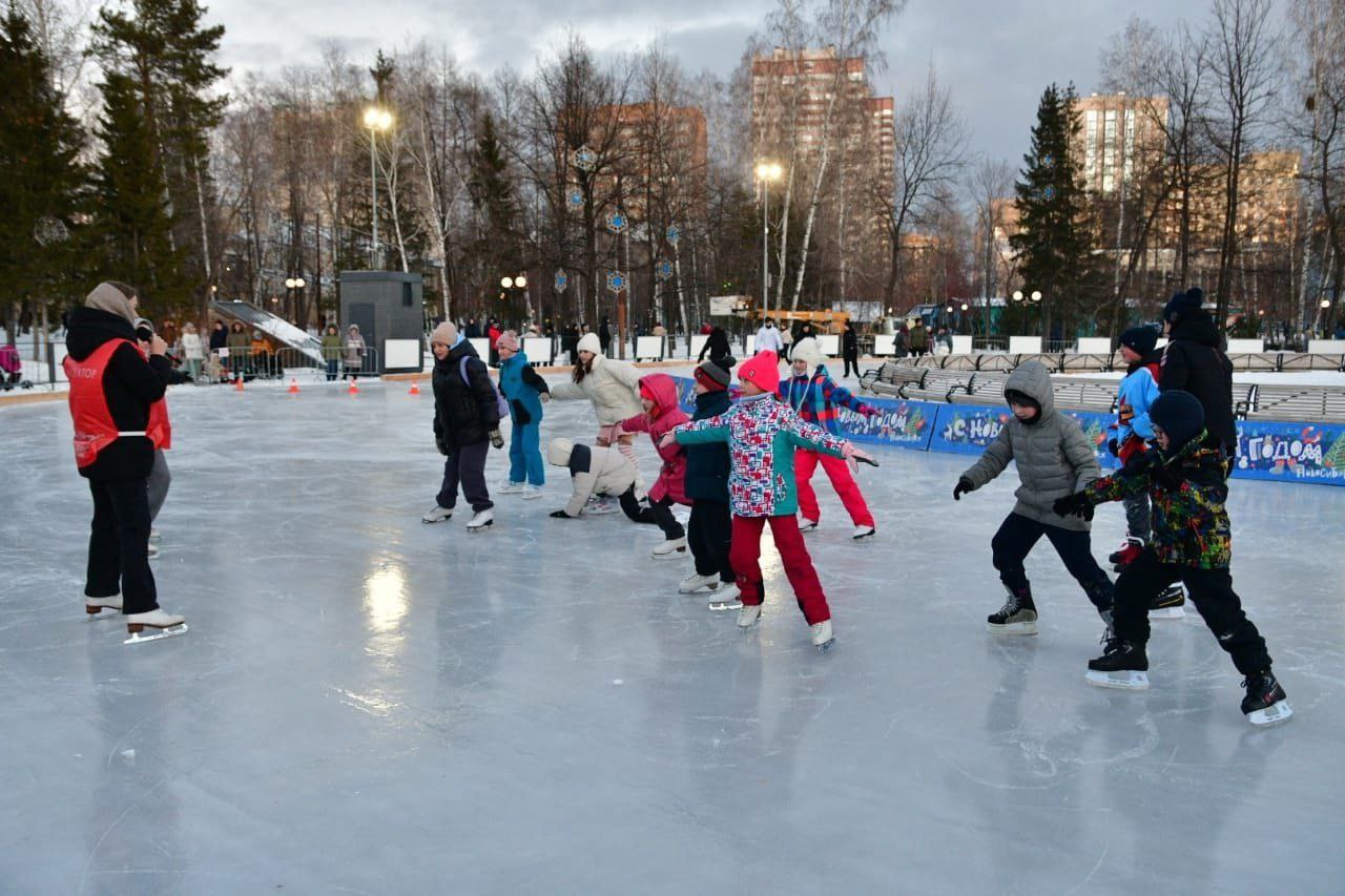 Новосибирцы поставили рекорд массового катания на коньках