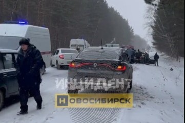 Под Новосибирском случилось жесткое ДТП с тремя машинами