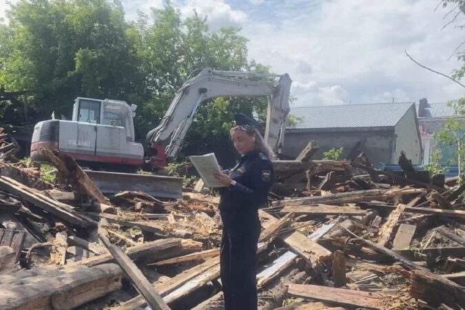 В Новосибирске после вмешательства приставов снесли опасное здание