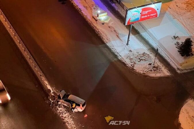 В Новосибирске на улице Большевистской «Toyota» на скорости влетела в ограждение