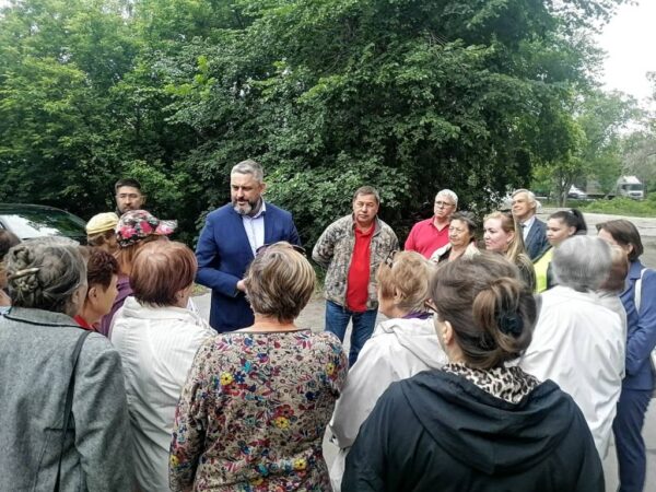 Зампред правительства Новосибирской области встретился с жителями «Хилокского гетто»