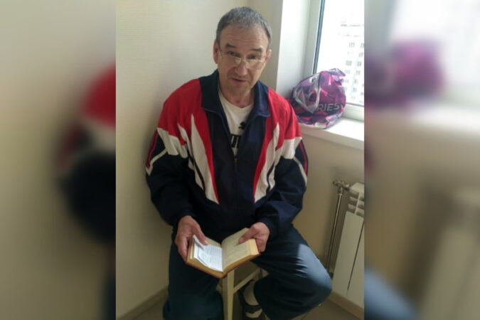 Водителя новосибирской компании работодатель "заставляет" весь день сидеть на табуретке