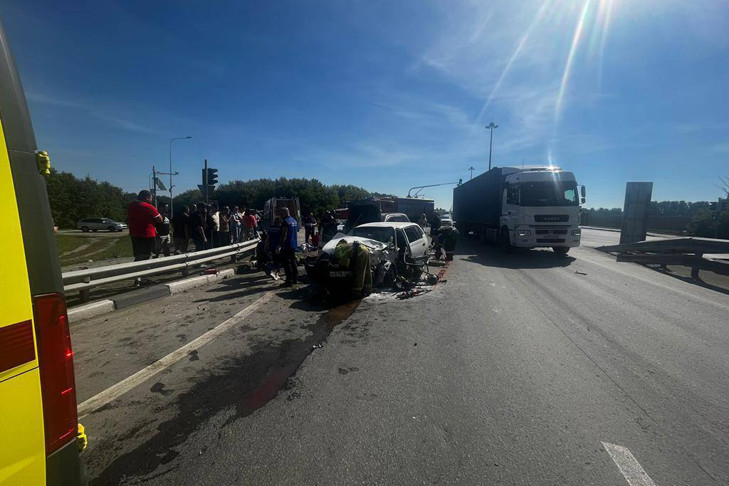Женщина погибла и шесть человек пострадали в страшном ДТП в Новосибирске