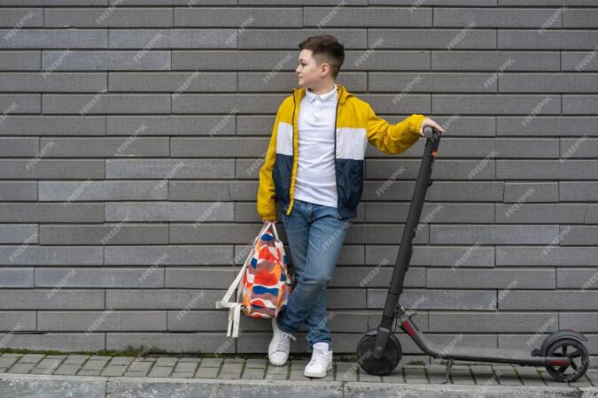 Под Новосибирском мальчик на самокате сбил девочку и уехал с места аварии по требованию мамы