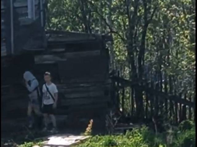 На окраине Новосибирска дети с риском для жизни лазают по заброшенным дачам