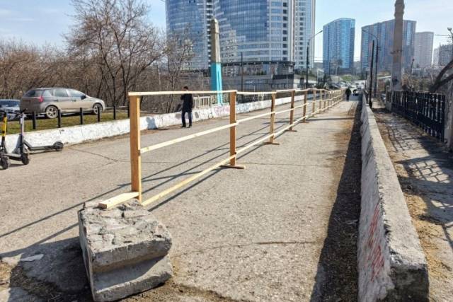 В Новосибирске строители заплатят 100 тысяч за падение бетона на автомобиль при ремонте пешеходного моста