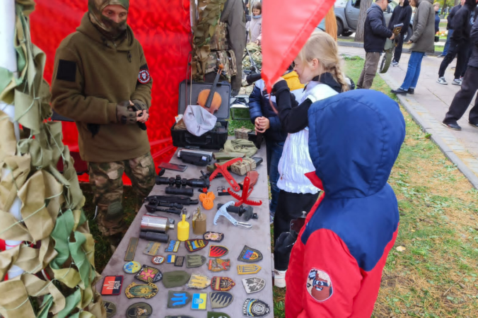 В Новосибирске бойцы ЧВК «Вагнер» показали трофеи из зоны СВО