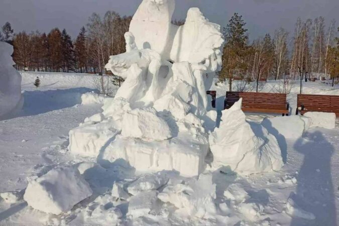 В мэрии Новосибирска опровергли причастность вандалов к разрушению фигур снежных баб
