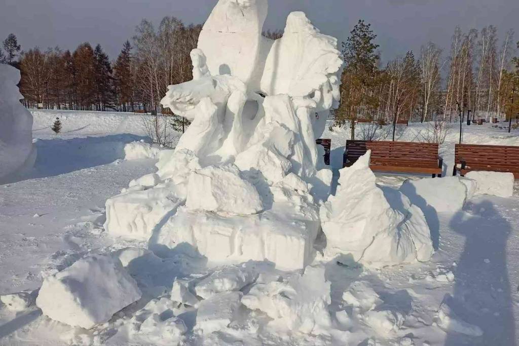 В мэрии Новосибирска опровергли причастность вандалов к разрушению фигур снежных баб