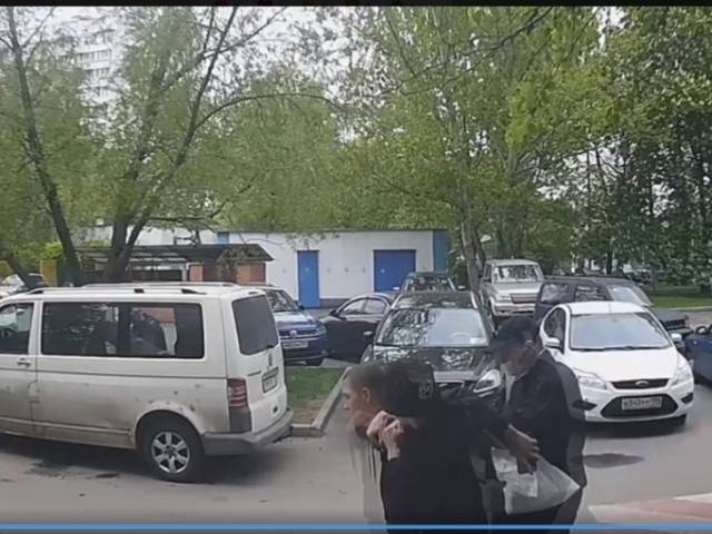 Новосибирцы под угрозой пистолета забрали у москвича сумку с 10 миллионами рублей