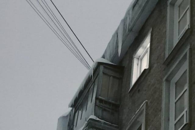 В Новосибирске жители пожаловались на падение снега с крыш из-за потепления