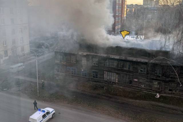 В Новосибирске загорелся двухэтажный барак