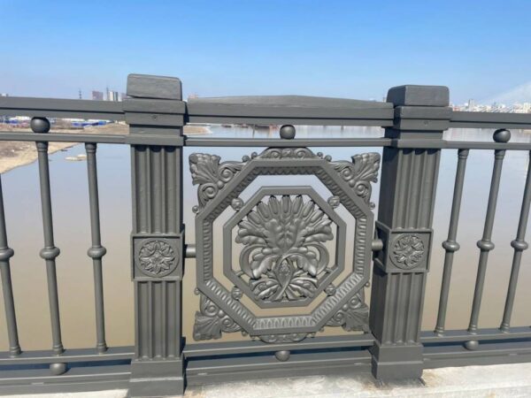 В Новосибирске на Октябрьском мосту монтируют новое ограждение