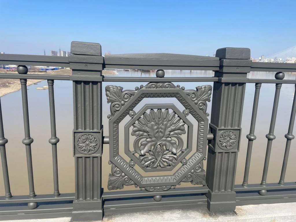 В Новосибирске на Октябрьском мосту монтируют новое ограждение