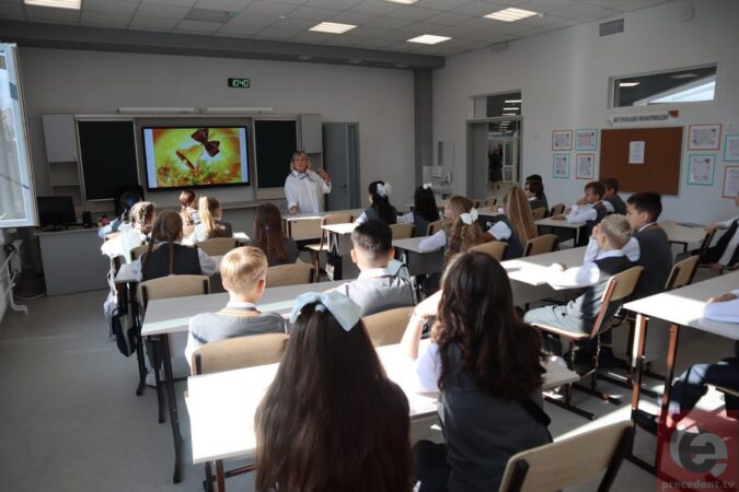 В Новосибирской области больше 1000 выпускников НГПУ и педколледжей вышли на работу 1 сентября