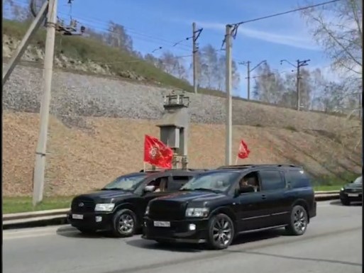 Новосибирские байкеры и автолюбители проехали праздничной колонной  в честь Дня Победы
