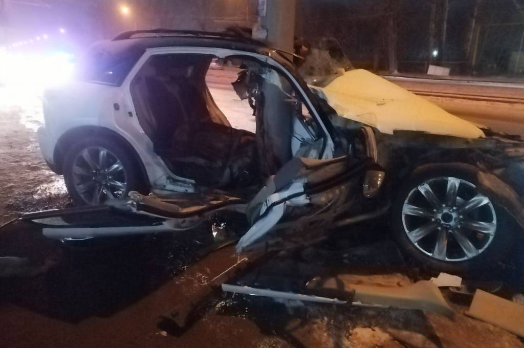 В Новосибирске мужчина погиб при столкновении иномарки с опорой ЛЭП