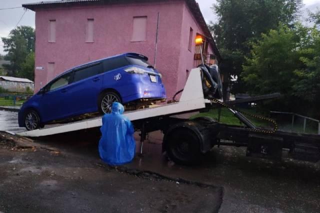 На Хилокской улице Новосибирска начали эвакуировать автомобили нелегально торгующих мигрантов