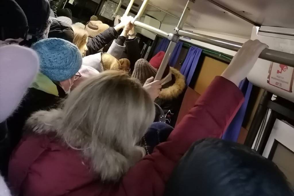 В Новосибирске кондуктор ударила пассажирку терминалом и выбросила её шапку на улицу