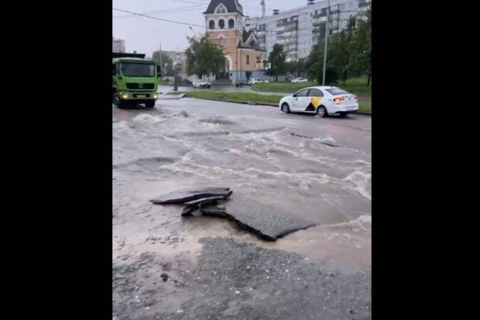 «Его размыло – он уплыл»: власти Новосибирска будут восстанавливать асфальт в «Родниках»