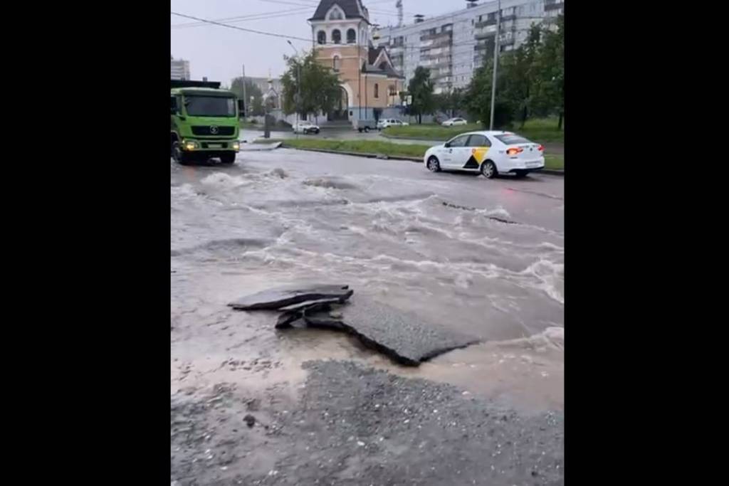 «Его размыло – он уплыл»: власти Новосибирска будут восстанавливать асфальт в «Родниках»