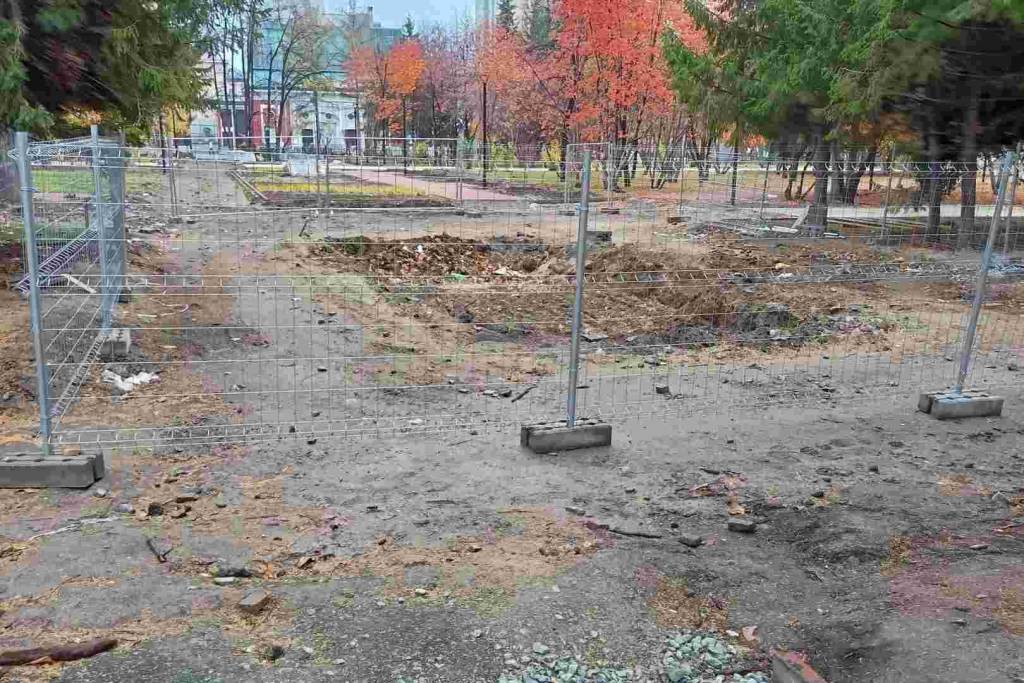 В Первомайском сквере Новосибирска на месте фонтана «Мишка» осталась только яма