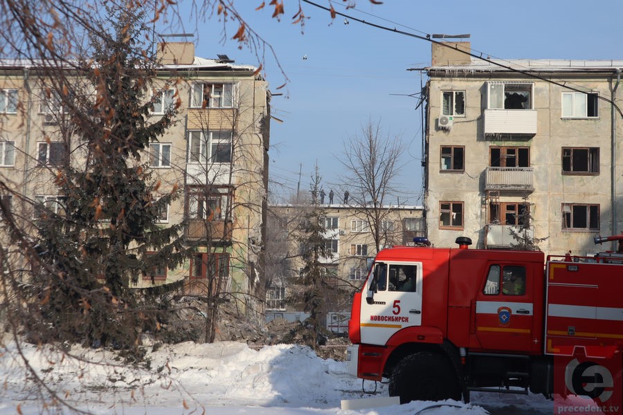 «Прижал к себе жену