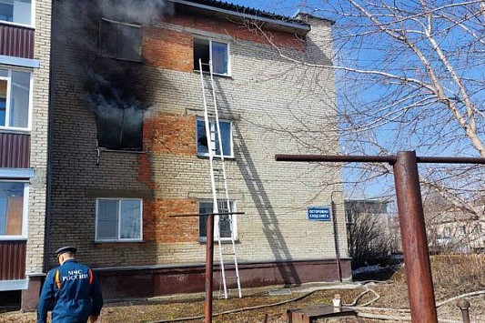 Мужчина вылез в окно и получил ожоги: под Новосибирском загорелась квартира в трехэтажном доме
