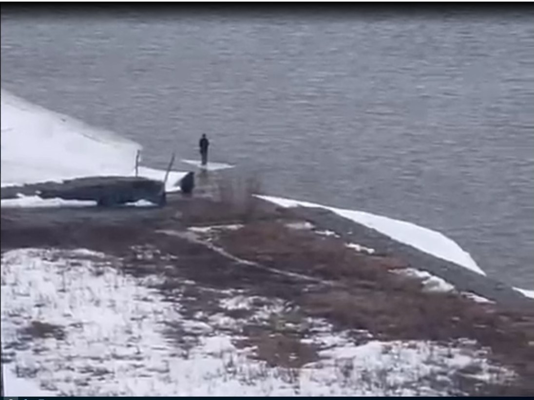 В Новосибирске дети прыгают на льдинах  - видео снял очевидец