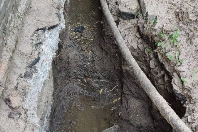 В мэрии Новосибирска прокомментировали ситуацию с торчащим из земли в детском саду электрокабелем