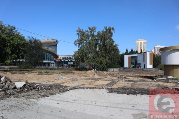 Более 600 новосибирцев просят мэра оставить парковки возле цирка