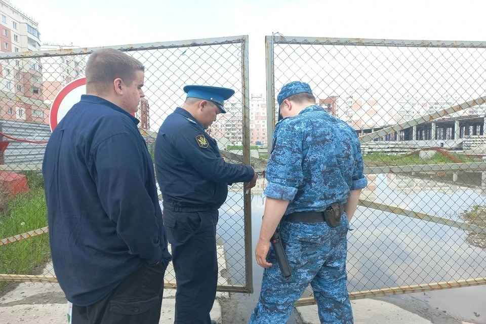 В Новосибирске стройку школы на улице Спортивной опечатали за нарушения