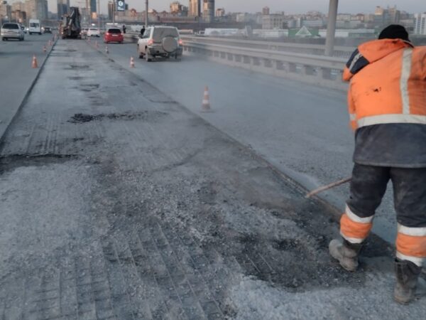У мэрии нет уверенности в своевременном окончании работ на Октябрьском мосту