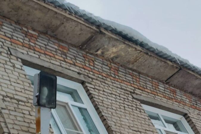 «Боимся за детей»: в Новосибирске родители пожаловались на свисающие с крыши детского сада глыбы