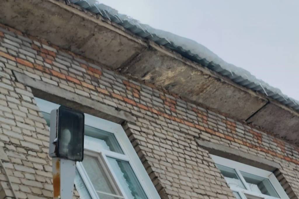 «Боимся за детей»: в Новосибирске родители пожаловались на свисающие с крыши детского сада глыбы