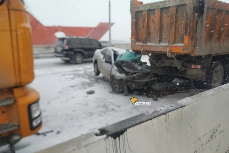 В Новосибирске иномарка на скорости врезалась в припаркованные самосвалы