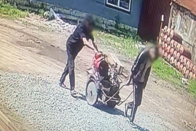 В Новосибирске двое мужчин обокрали частный дом: вынесли болгарку и тепловую пушку