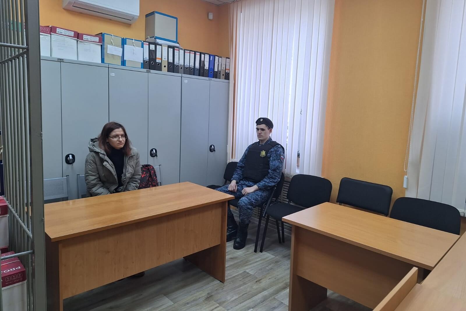 Облившую зеленкой бюллетени на выборах президента девушку оштрафовали на 4 тысячи в Новосибирске