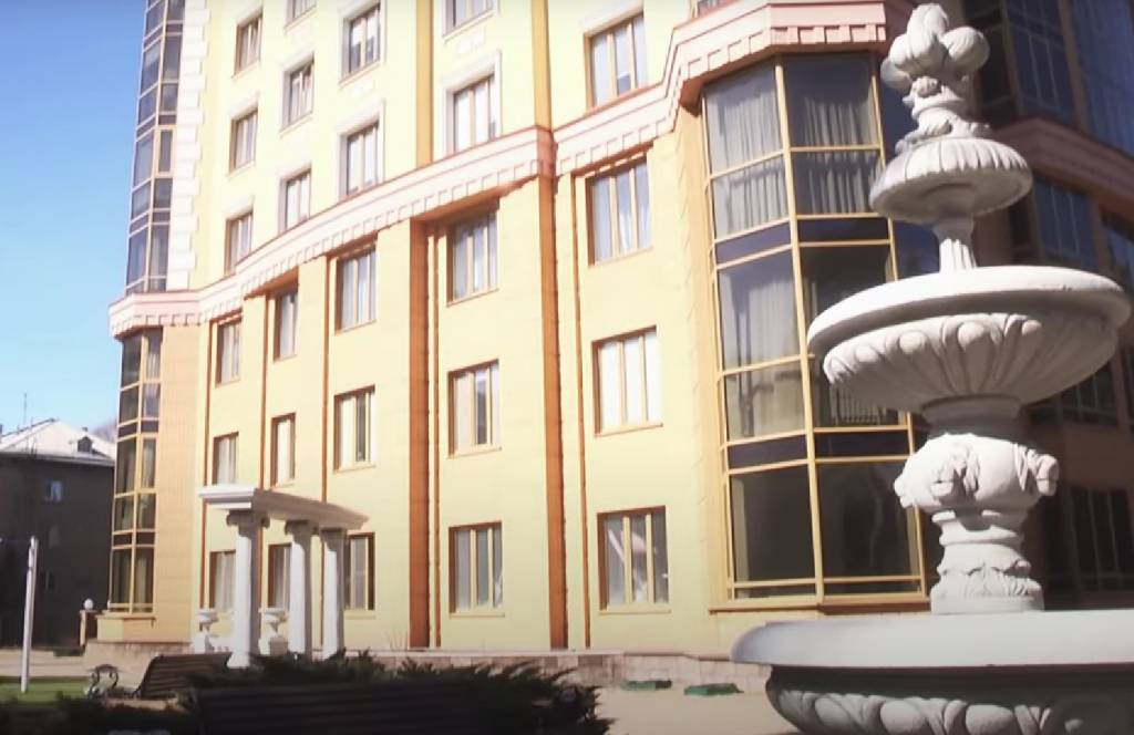 Почему в Новосибирске рушится фасад элитной высотки