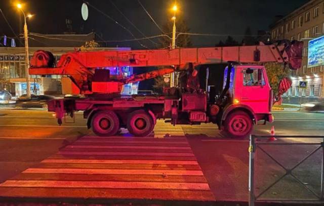 В Новосибирске автокран сбил девочку на пешеходном переходе