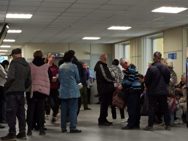 «Тяжелый квест»: в Новосибирске инвалиды пожаловались на огромные очереди за льготными лекарствами