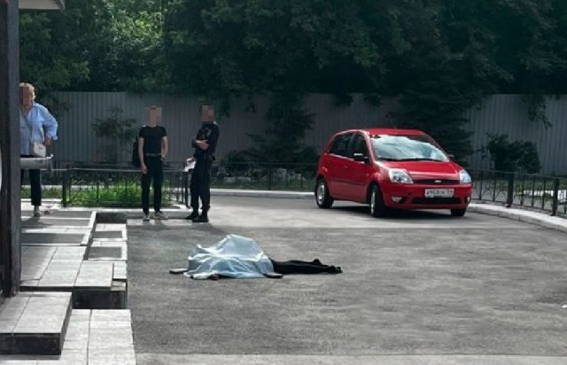 В Новосибирске под окнами многоэтажки на улице Романова нашли труп женщины