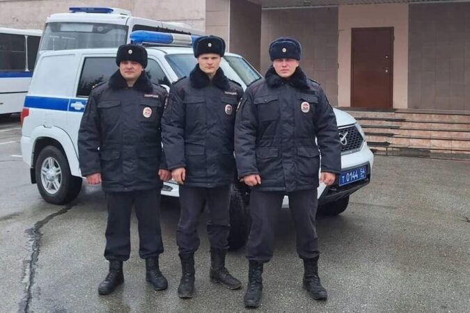 В Новосибирске сотрудники полиции спасли людей из горящего дома