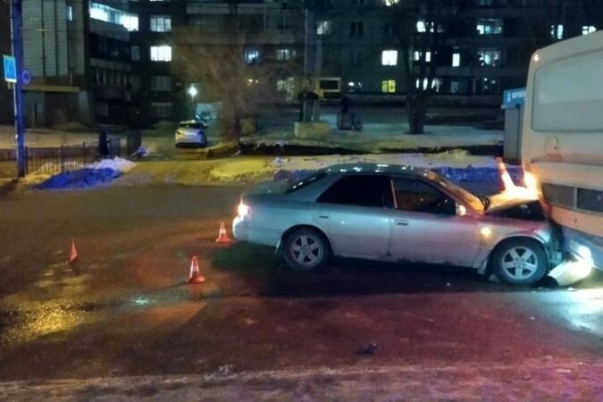 В Новосибирске иномарка сбила пенсионера и врезалась в автобус