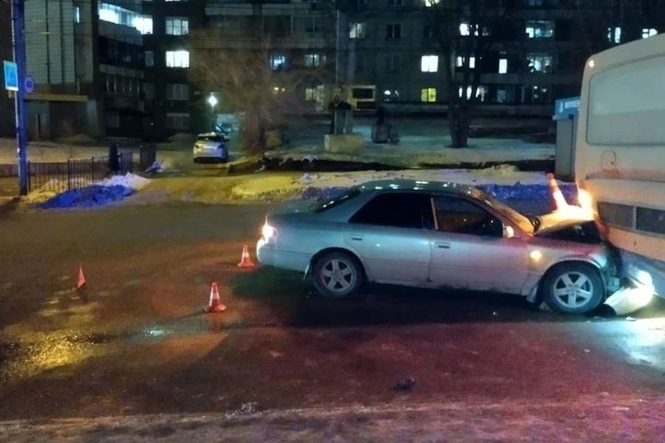 В Новосибирске иномарка сбила пенсионера и врезалась в автобус