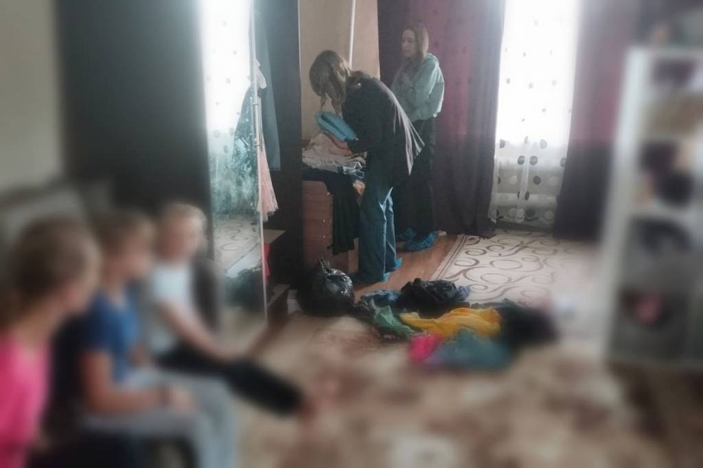 «Считали трусы и носки»: приемная мама детей-инвалидов продолжает бороться с органами опеки